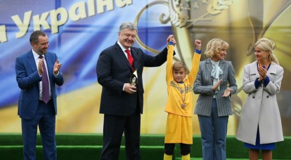 Екс-президенти України занепокоєні корупцією в ФФУ