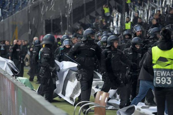 Трьох фанів "Шахтаря" побили і пограбували в Німеччині