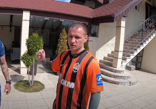 Алієв одягнув футболу "Шахтаря" і попросився туди на роботу (+ФОТО) Алієв одягнув футболу "Шахтаря" і попросився туди на роботу (+ФОТО)