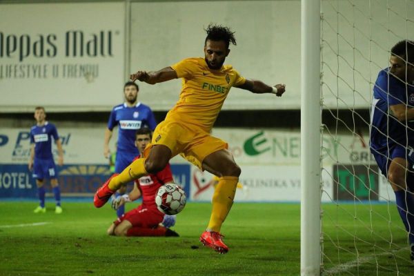 "Динамо" втримує де Пену і повертає нападника, безробітний Прийма