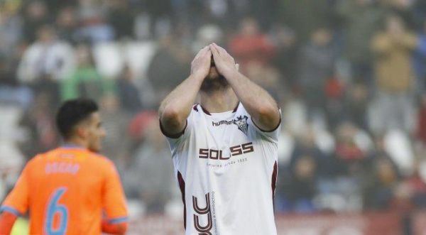 Зозуля отримав ліктем в обличчя в матчі Сегунди (ВІДЕО)  Зозуля отримав ліктем в обличчя в матчі Сегунди (ВІДЕО)