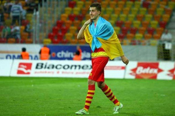 Зрадника України поляки на полі називають "бандерівцем" Зрадника України поляки на полі називають "бандерівцем"