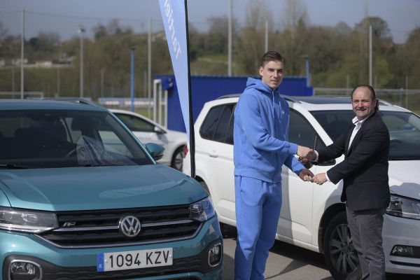 Луніну подарували спонсорське авто (ФОТО)