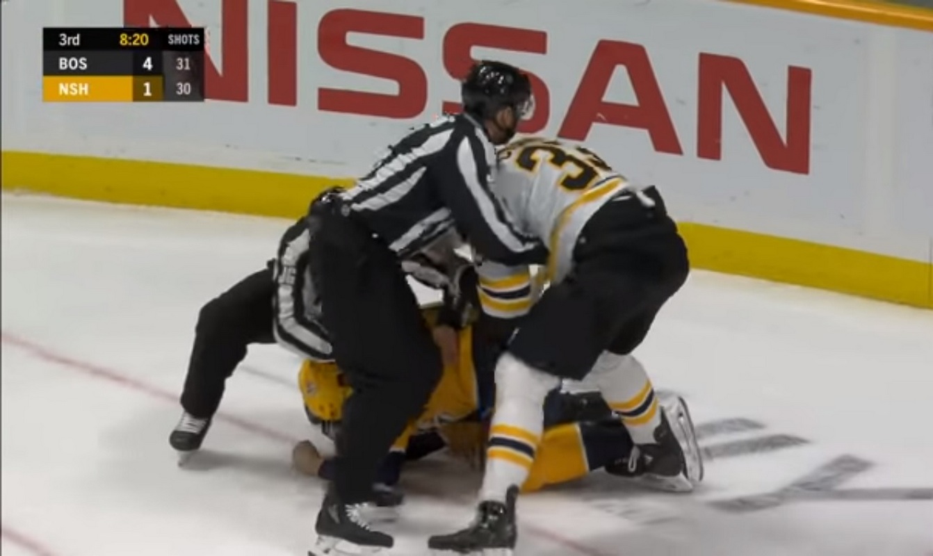 В матче команд НХЛ драка едва не завершилась нокаутом (видео)