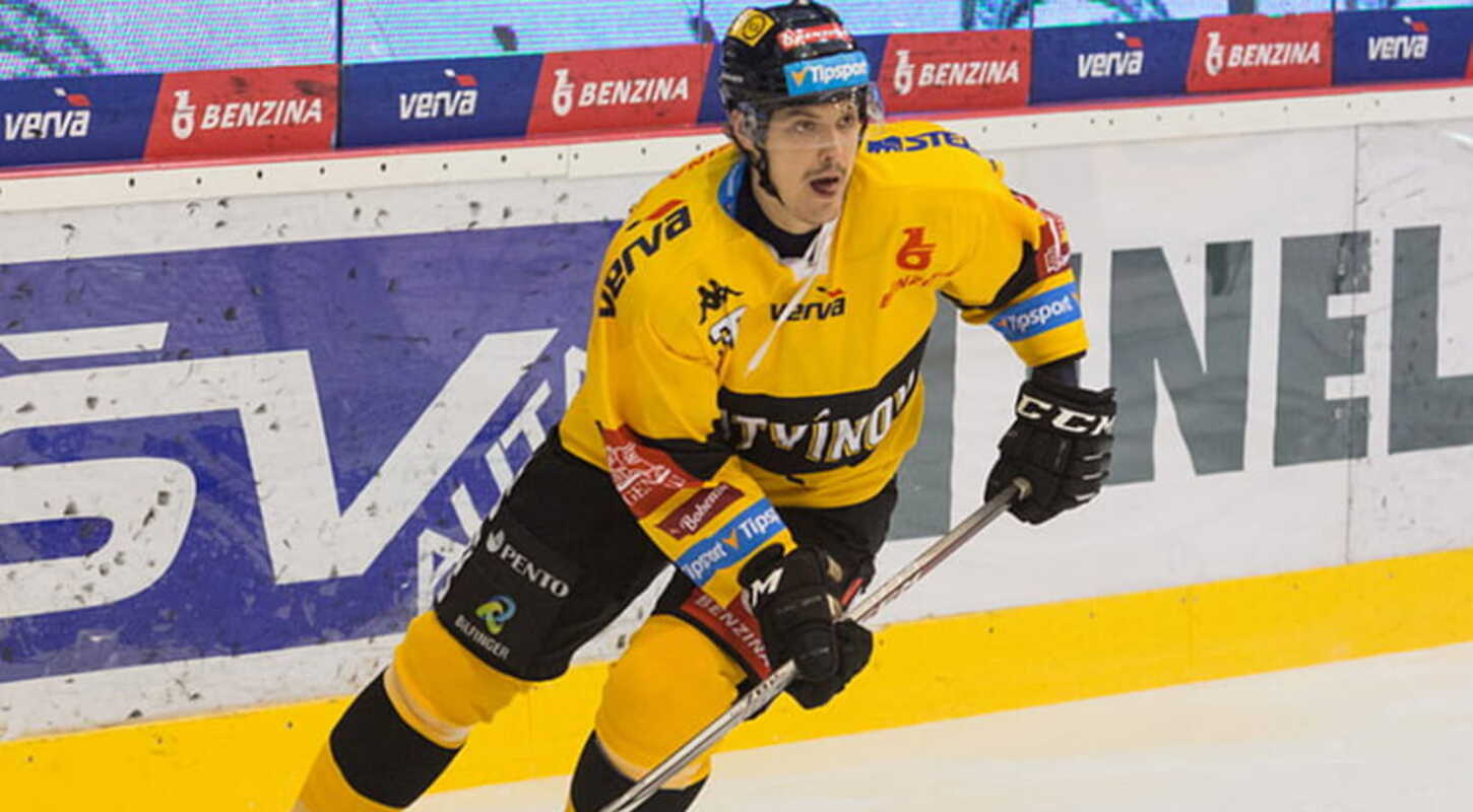 В чемпионате Чехии белорусский хоккеист мощно избил своего соперника (видео)