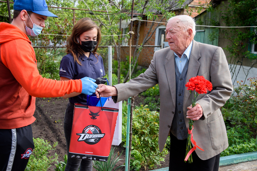  Хоккейный клуб «Донбасс» поздравил ветеранов Донетчины с Днем Победы