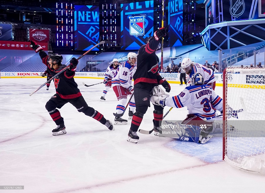 "Каролина" - "Рейнджерс" (3:2):"Каролина" одержала победу над "Рейнджерс" в первом матче серии до трех побед. 