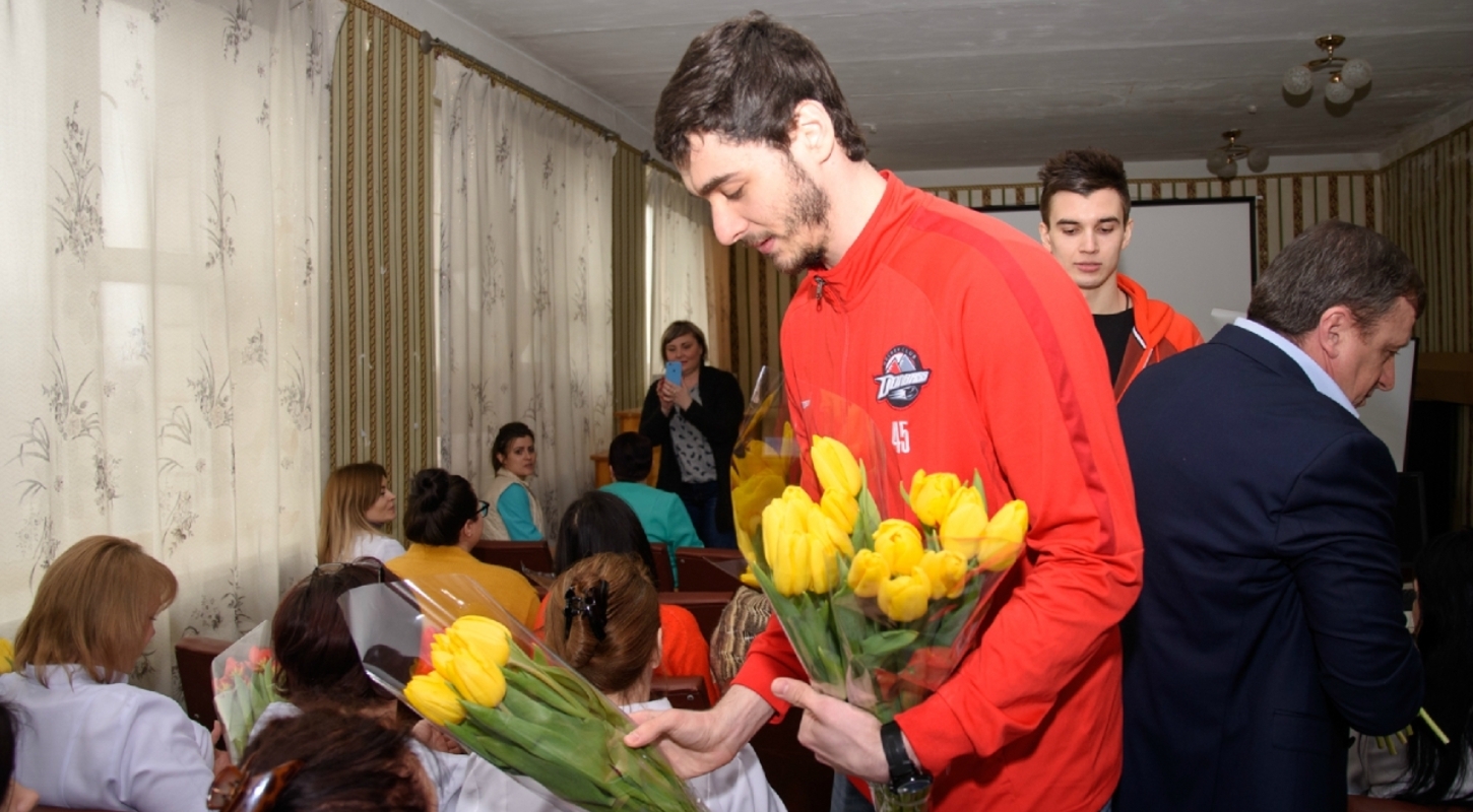Хоккейный клуб «Донбасс» поздравил женщин с 8 Марта