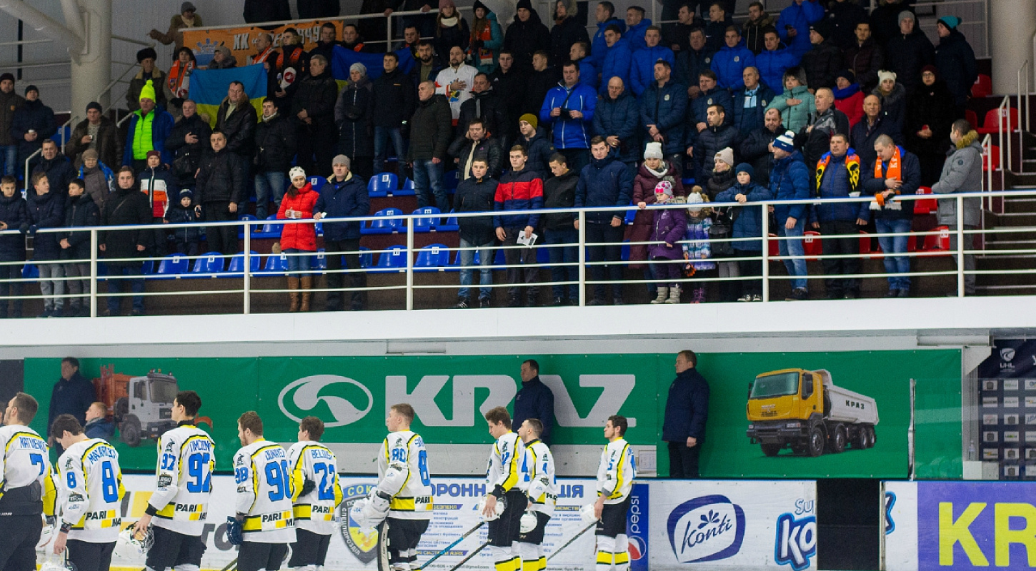 Ныряй и с песней: болельщики Днепра ярко отметили победу в полуфинале (видео)