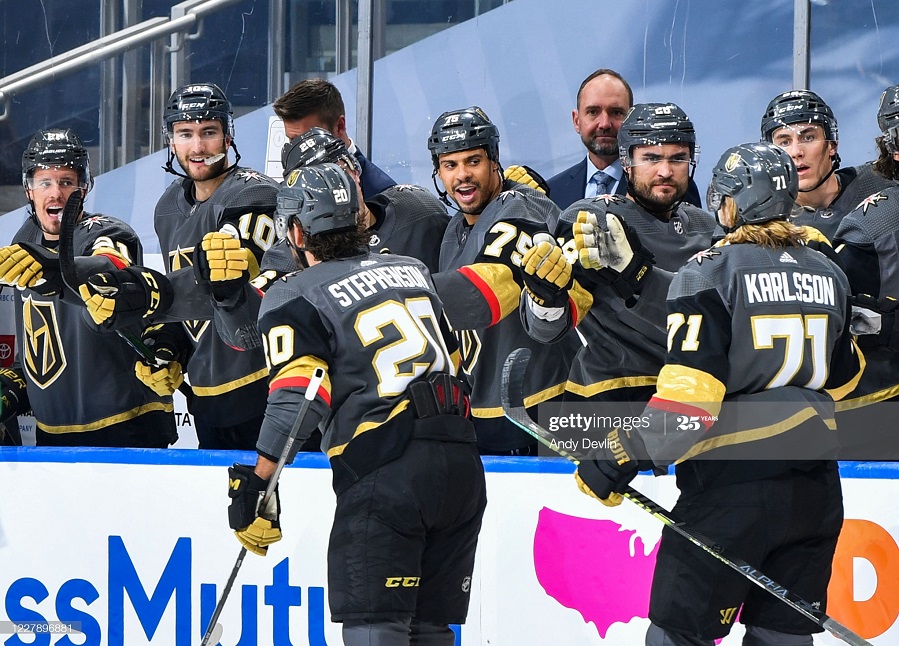 "Вегас" - "Даллас" (5:3)."Вегас" забил четыре безответных гола в третьем периоде и превратил счет 1:3 в 5:3