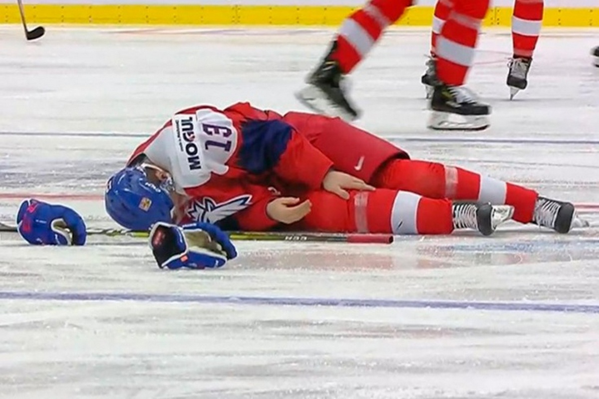 Лидер сборной Чехии с ужасной травмой закончил свое выступление на МЧМ-2020 (видео)