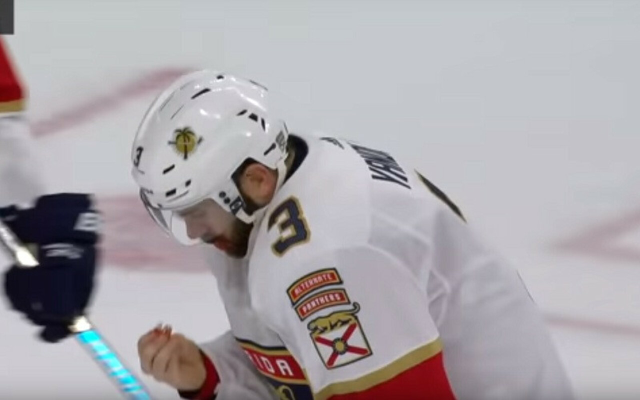 Защитнику «Флориды» выбили 9 зубов, после чего он вернулся на лёд (видео)