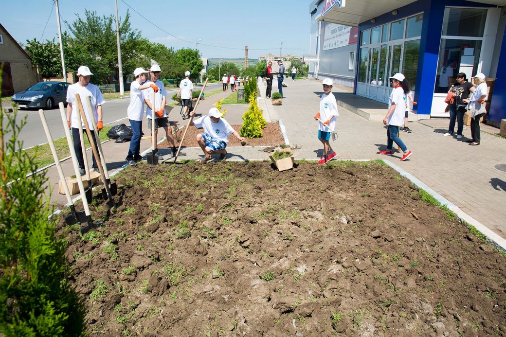 ХК «Донбасс» и Фонд Бориса Колесникова провели масштабные субботники в Дружковке и Константиновке