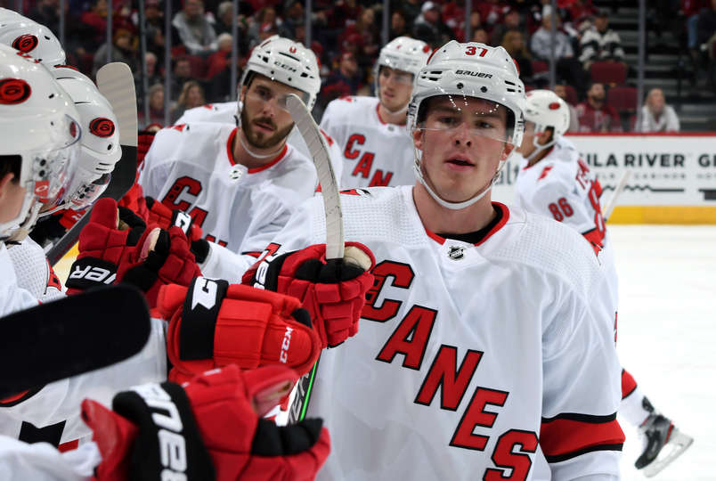 "Аризона" - "Каролина" (3:5): три очка Свечникова и Ахо