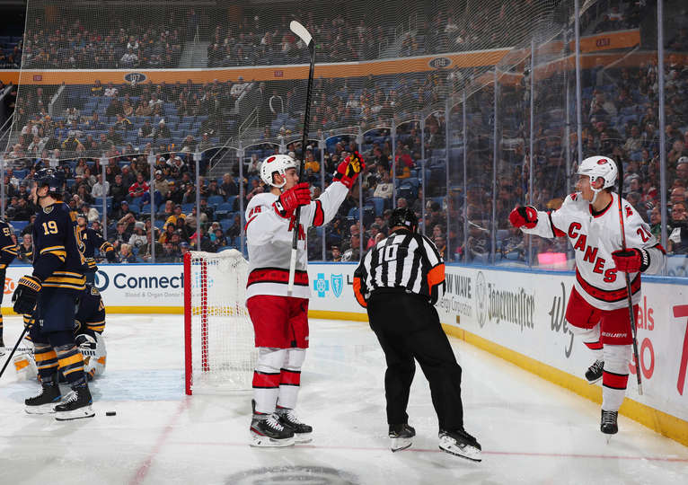 "Баффало" - "Каролина" (4:5 ОТ): три очка Свечникова