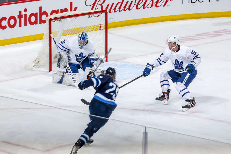 "Виннипег" - "Торонто" (3:6): три очка Нюландера, 45 сэйвов Андерсена