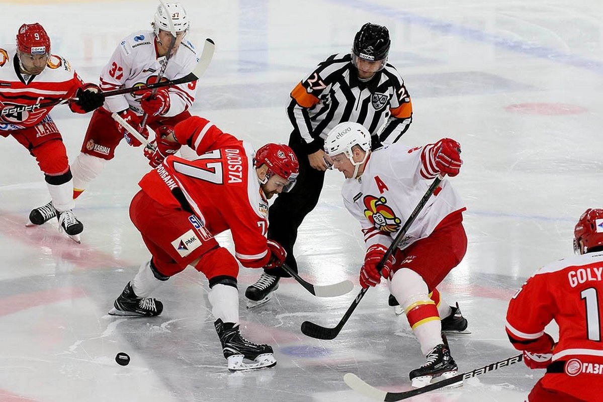 КХЛ: «Автомобилист» потерпел четвертое поражение подряд, минчане проигрывают «Нефтехимику», а в Казане китайский клуб терпит разгром (видео обзор тура)