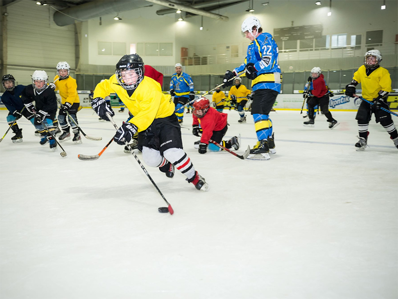 Херсонских детей ждут в Школе хоккея