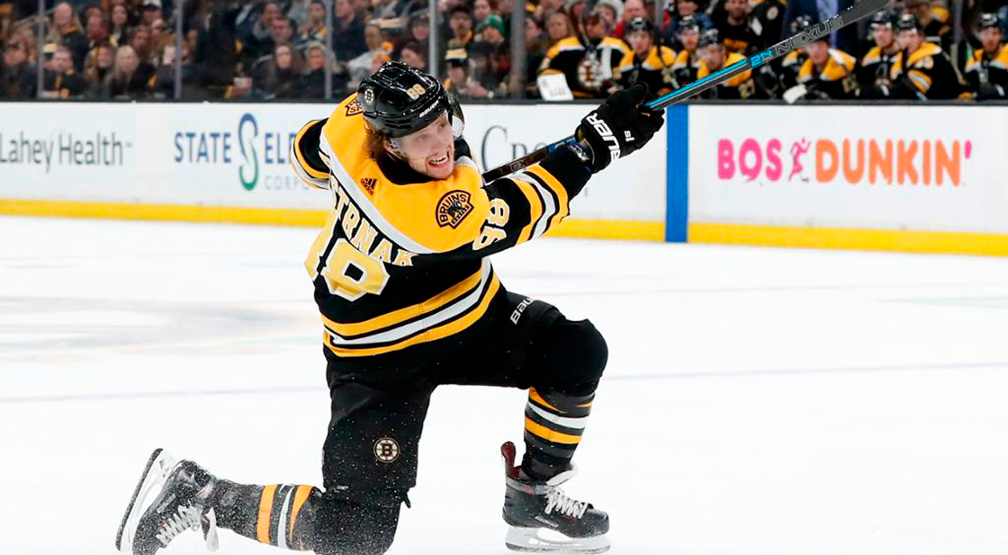 Давид Пастрняк, пропустивший тренировочный лагерь «Бостона», вернулся к тренировкам с командой