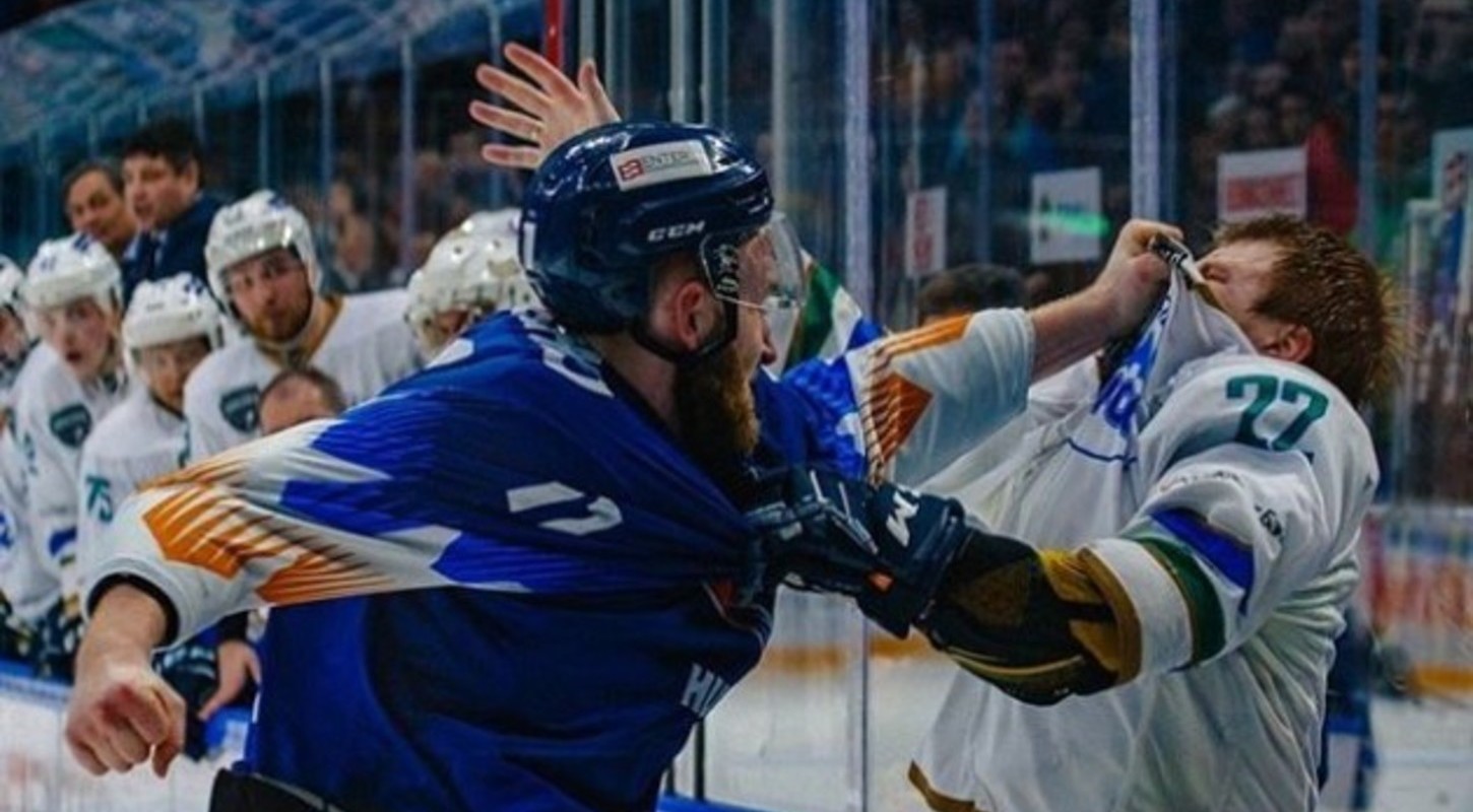 Украинский хоккеист в кровь избил россиянина во время матча (видео)