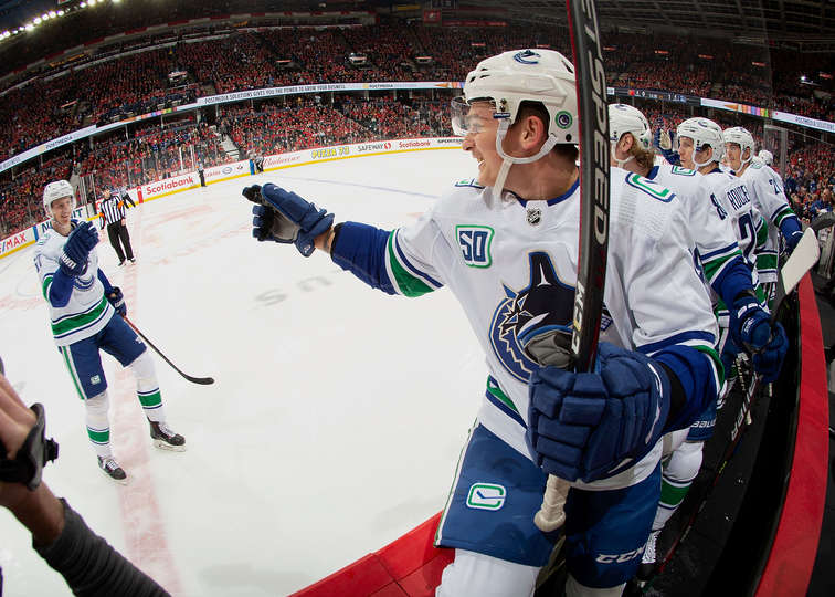 "Калгари" - "Ванкувер" (2:5): пятая подряд победа "Кэнакс"