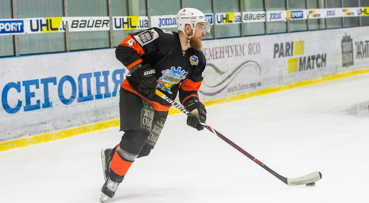 Знаете ли Вы: Наибольшее количество шайб одним защитником в матче