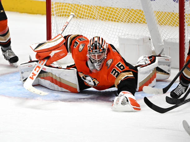 Анахайм одержал первую регулярную победу в сезоне