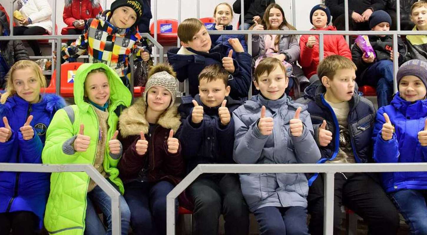 Краматорские школьники посетили фабрику «Конти» и побывали на хоккее