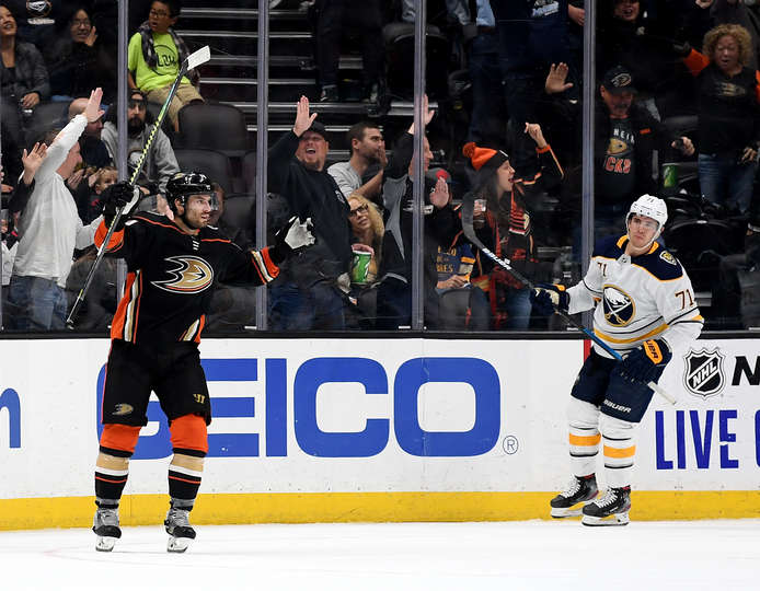 "Анахайм" - "Баффало" (5:2): два гола Хенрика, конец серии "Сэйбрз"