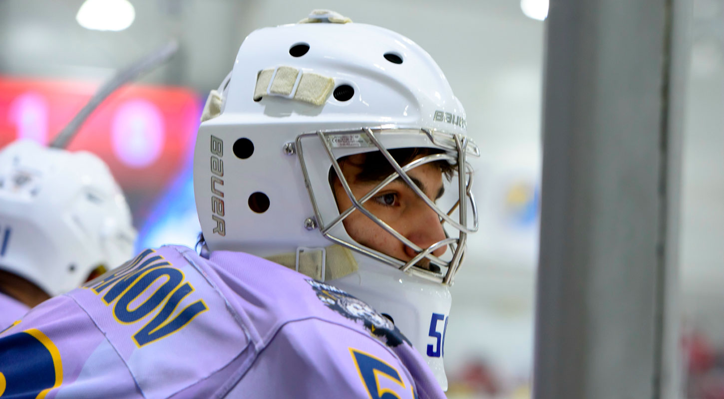 Креатив в межсезонье: голкипер «Ледяных Волков» потренировался на земле в полной экипировке (видео)