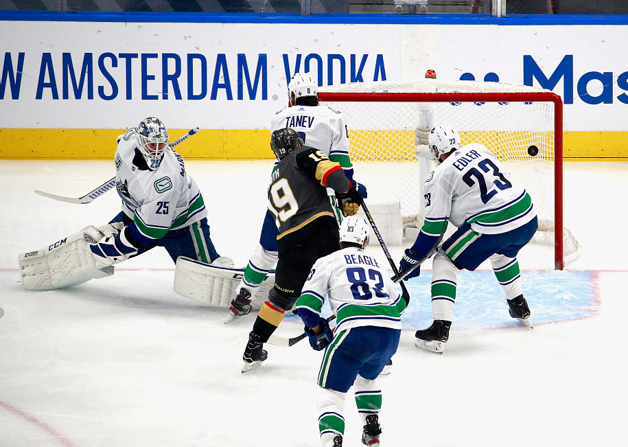 «Вегас» разгромил «Ванкувер», «Бостон» оказался сильнее «Тампы» в первых матчах серии