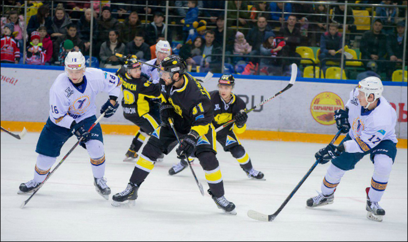 ВХЛ: День результативных матчей и неожиданных исходов (видео)