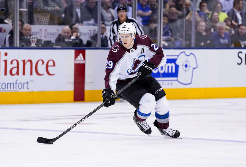 Маккиннон получил травму нижней части тела