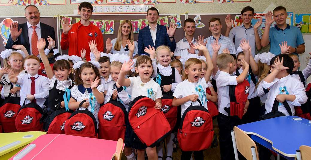2 300 подарков первоклассникам от ХК «Донбасс» и Фонда Бориса Колесникова