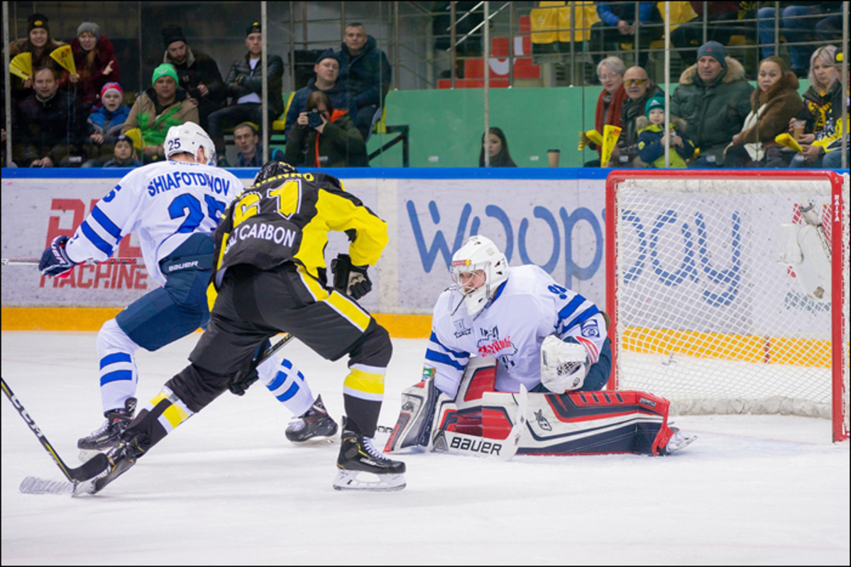 ВХЛ: Вратарь-бомбардир и новый лидер таблицы (видео)