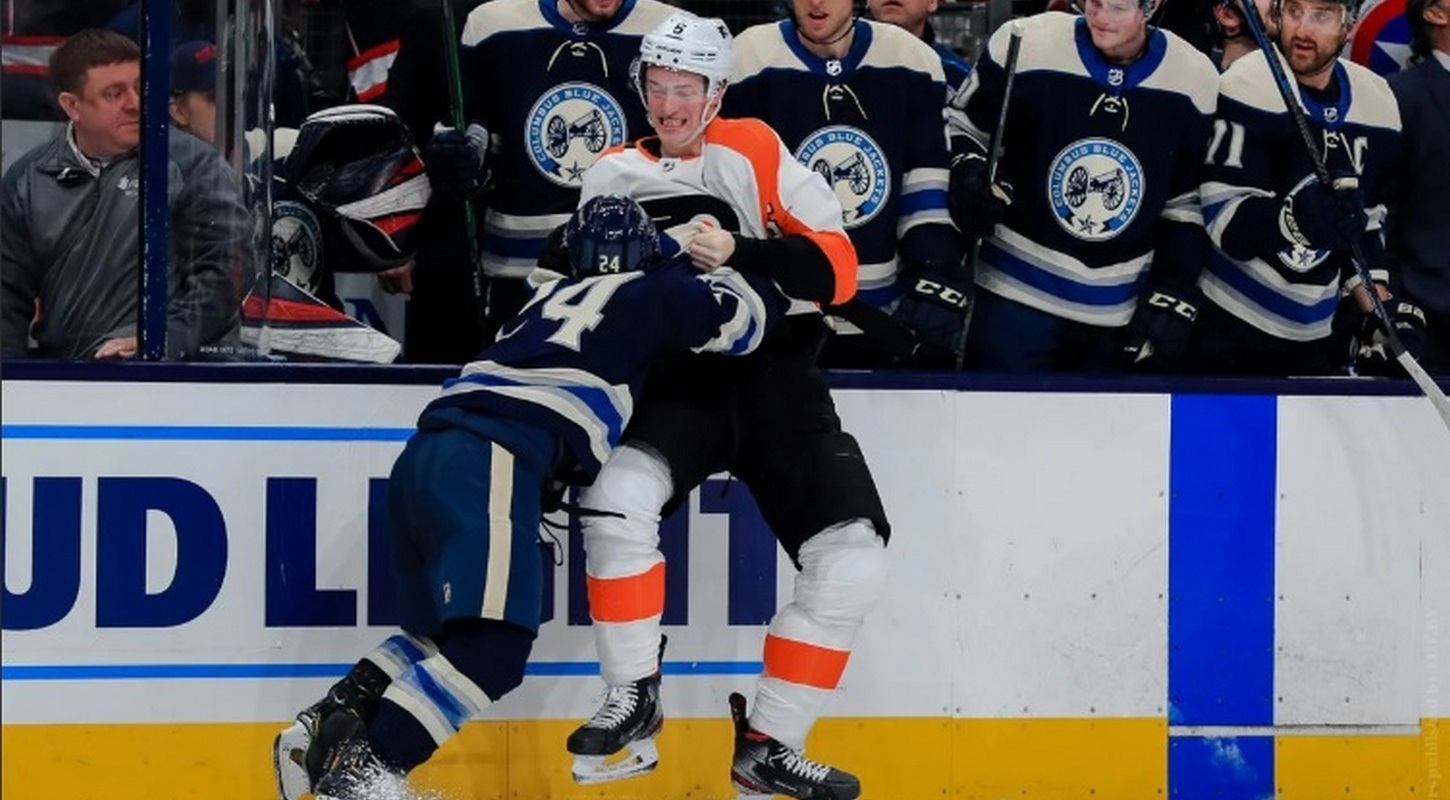 В НХЛ случилась эпическая драка дня – «Давид против Голиафа»