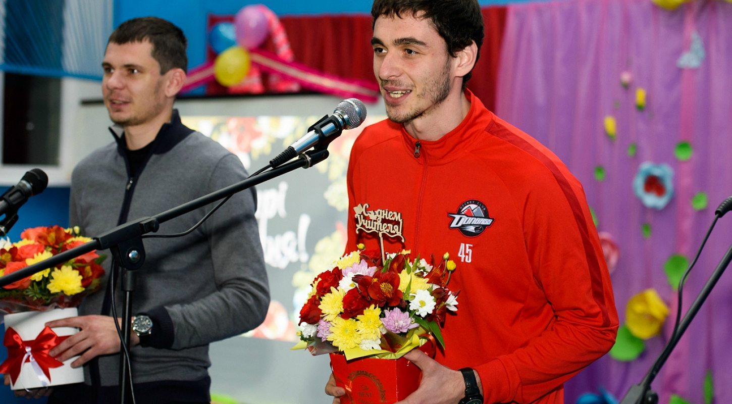 ХК «Донбасс» и Фонд Бориса Колесникова поздравили Срибненский УВК с юбилеем