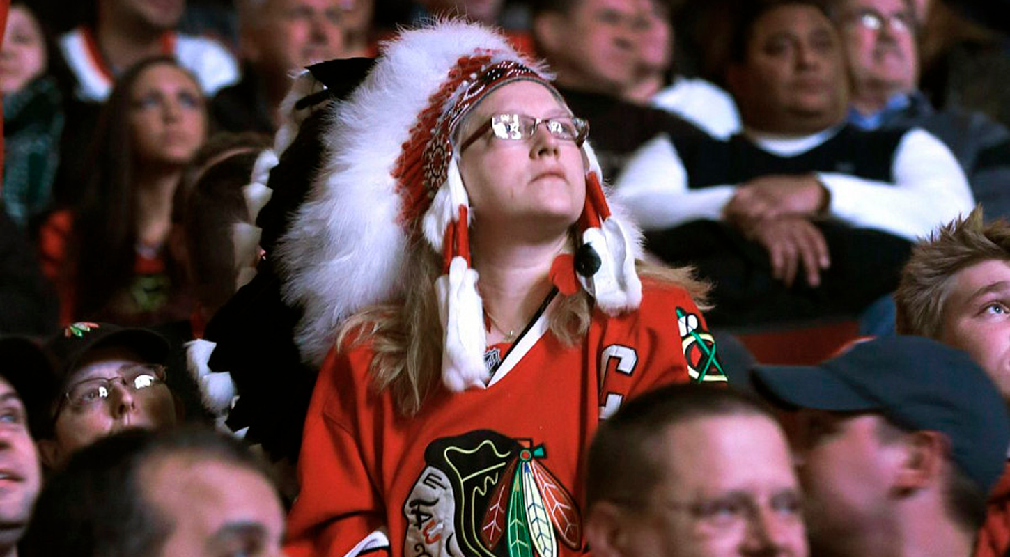 Руководство «Чикаго» запретило своим болельщикам носить «индейские» головные уборы на домашних играх