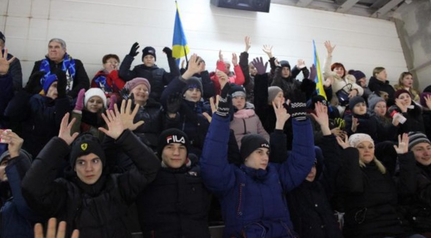 Херсонские учащиеся школы-интерната впервые побывали на большом хоккее