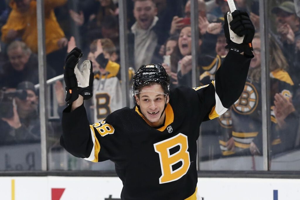 «Бостон» обменял Студничку в «Ванкувер» на вратаря ДиПьетро