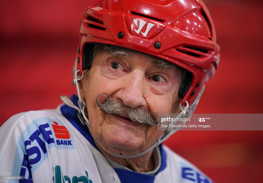 Умер старейший хоккеист мира