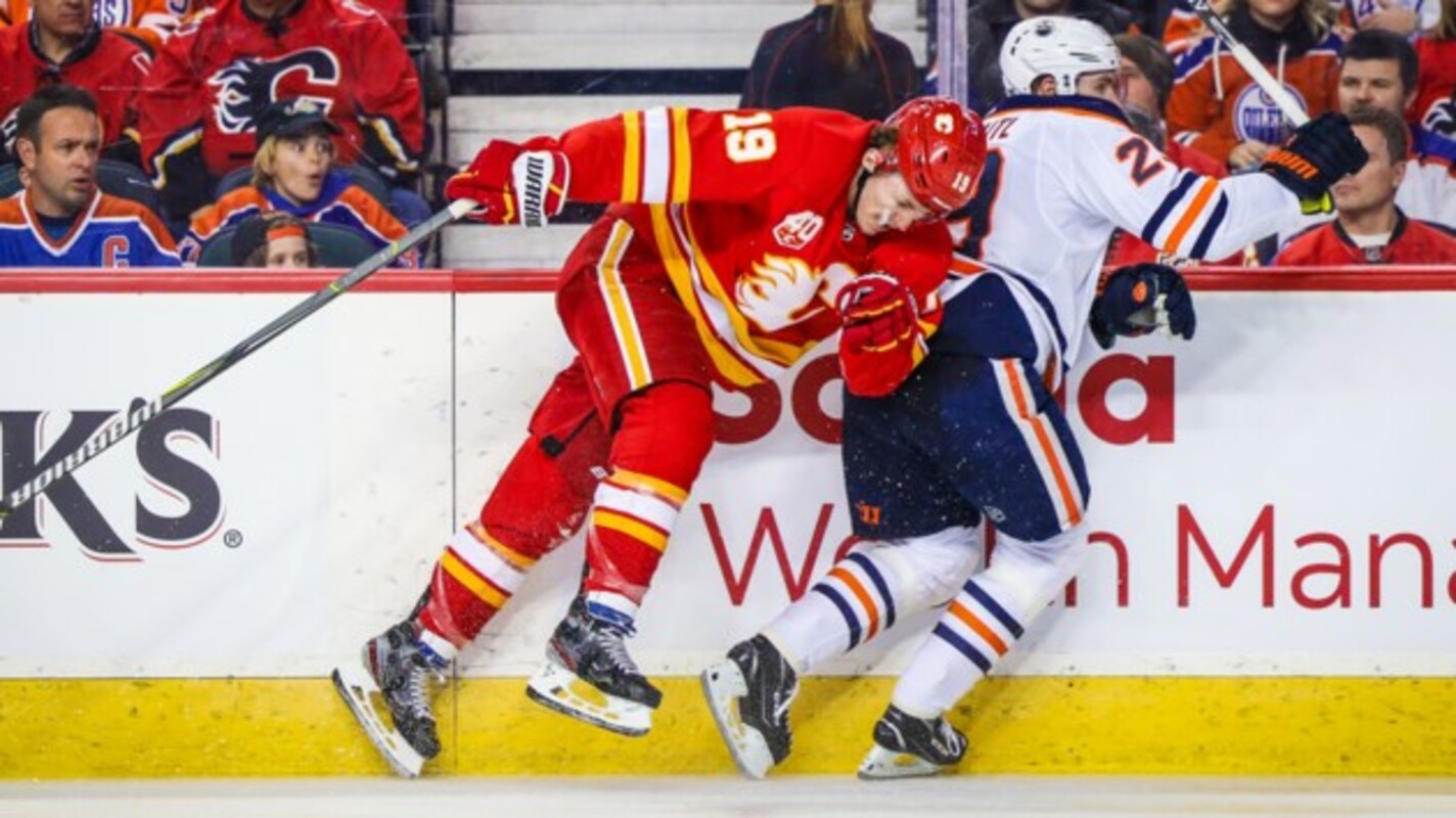 В одном из поединков НХЛ произошло жесткое избиение на льду (видео)