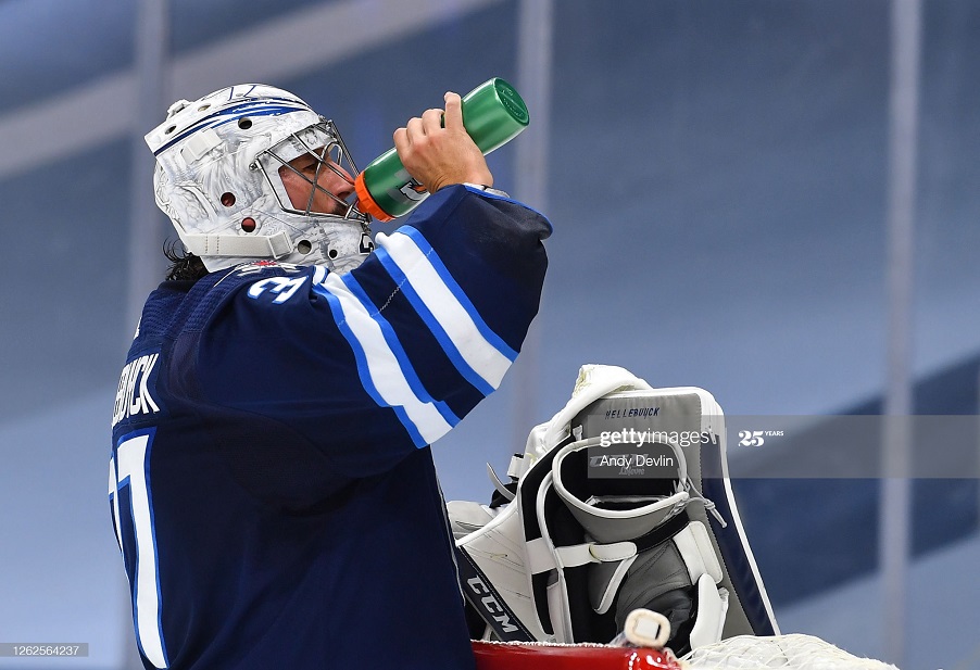 "Виннипег" - "Ванкувер" (4:1).Коннор Хеллебак сделал 37 сэйвов 