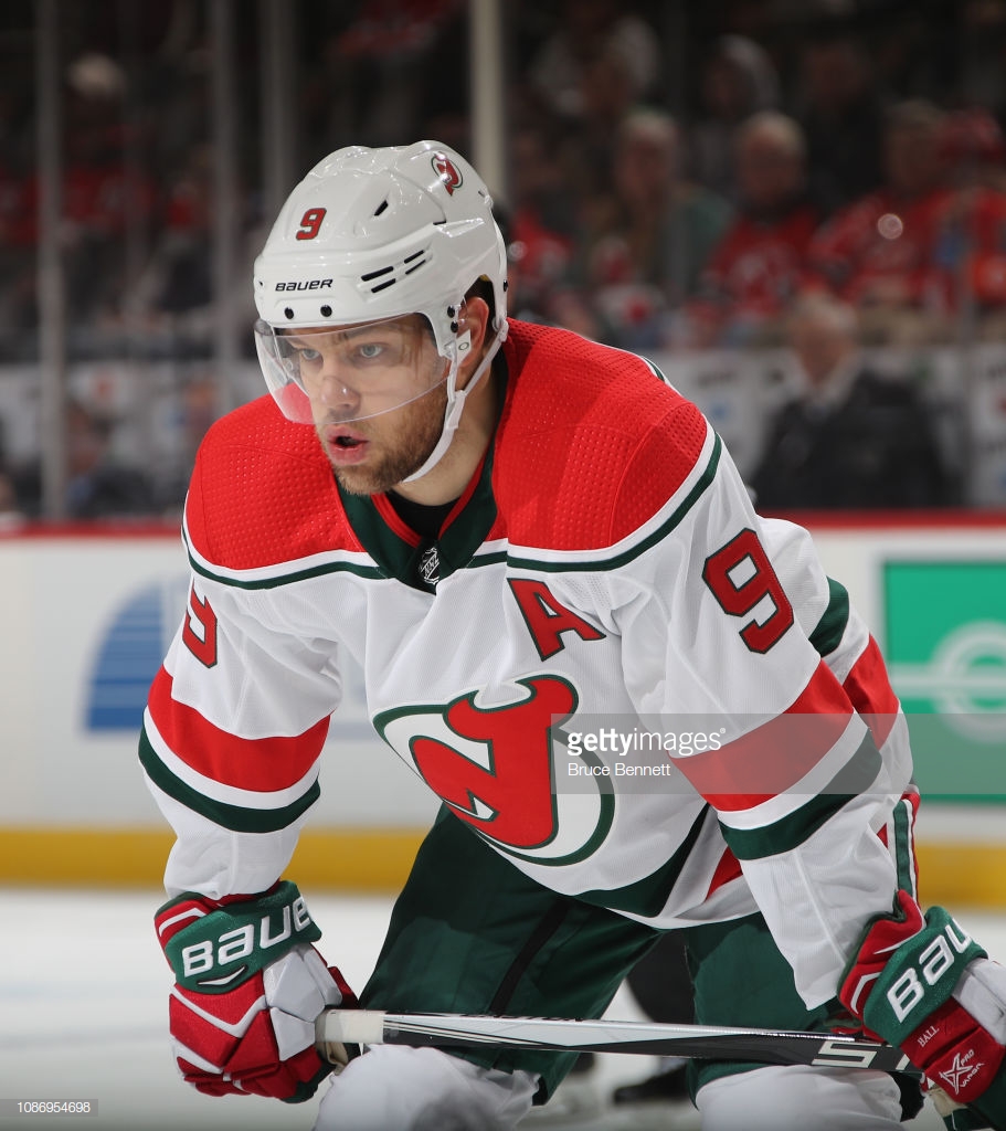 Холл не торопится продлевать контракт