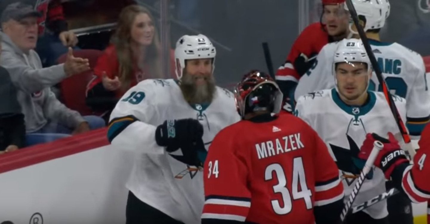 Игрок НХЛ одним ударом отправил в нокаут вратаря (видео)