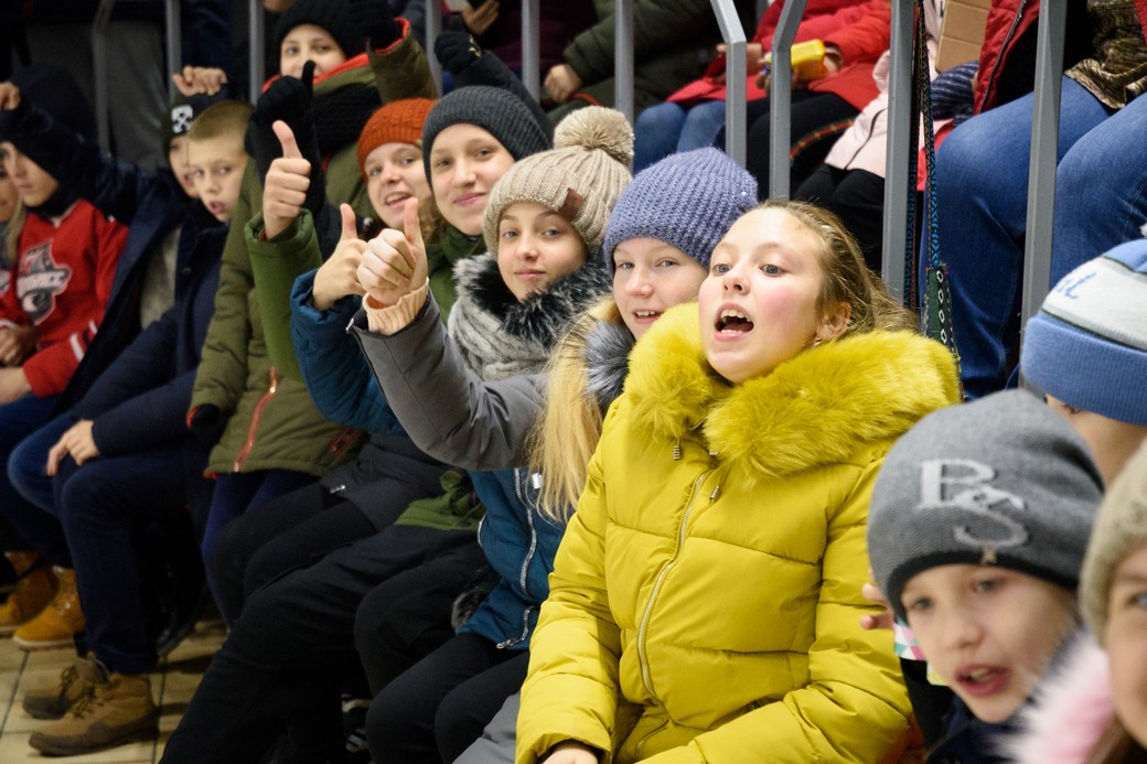 Для детей из Добропольского района организовали поездку на «Конти» и хоккейный матч