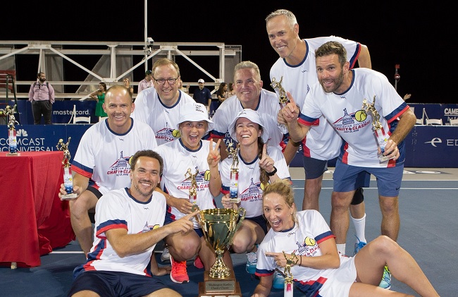 Костюк празднует победу вместе с командой в благотворительном матче в США