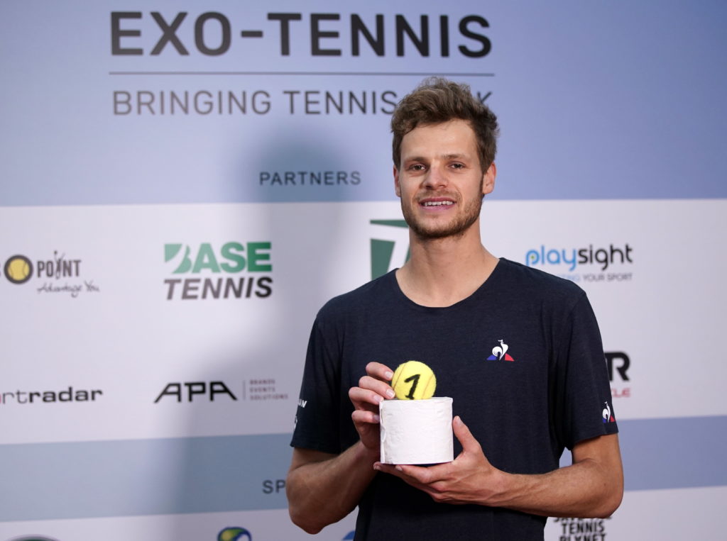 Чемпион выставочного турнира получил в качестве приза туалетную бумагу