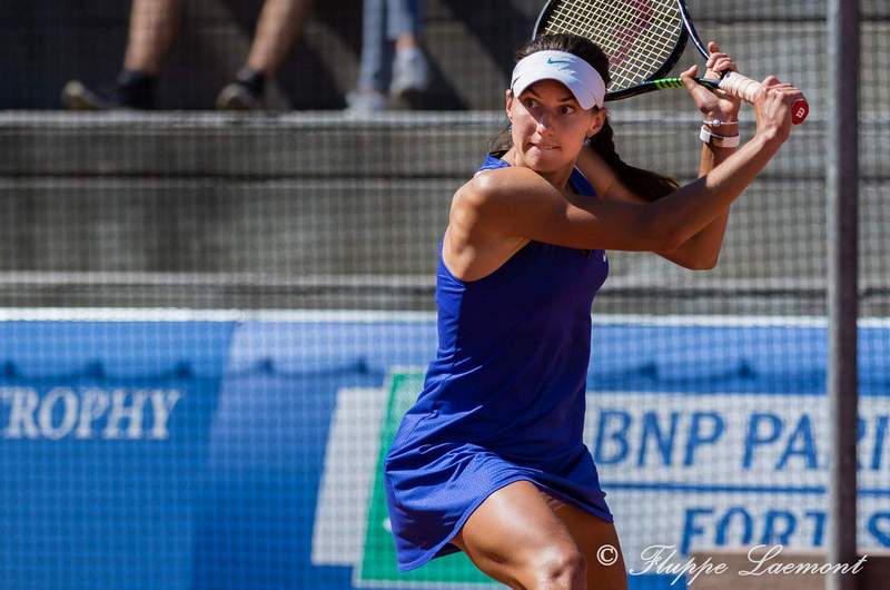 Познихиренко с победы стартовала на мини-турнире во Франции