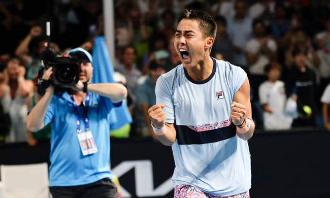 Australian Open. Хиджиката совершил камбэк на старте турнира, Харрис в пяти сетах обыграл Музетти Australian Open. Хиджиката совершил камбэк на старте турнира, Харрис в пяти сетах обыграл Музетти